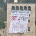 Sot vendosim ne, studentët shpalosin banderolën në Universitetin Politeknik: Rroftë rinia e lirë