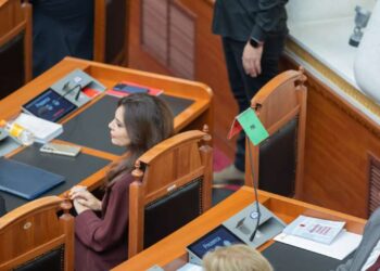 Spiropali indiferente ndaj kaosit dhe tensionit në Kuvend, qëndron krejt e qetë në vendin e saj