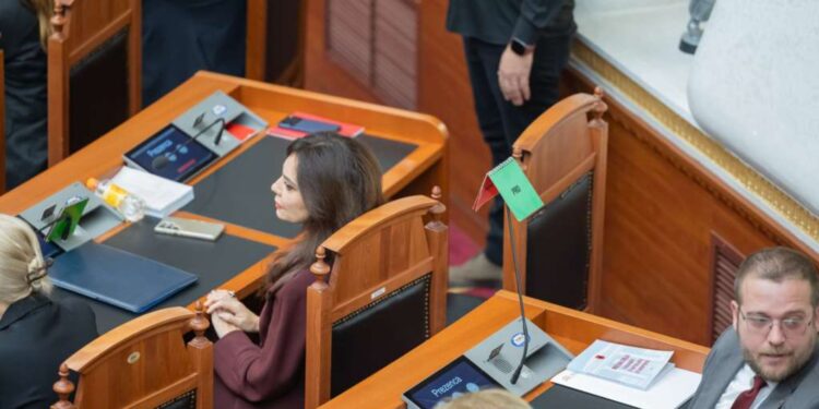 Spiropali indiferente ndaj kaosit dhe tensionit në Kuvend, qëndron krejt e qetë në vendin e saj