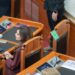 Spiropali indiferente ndaj kaosit dhe tensionit në Kuvend, qëndron krejt e qetë në vendin e saj