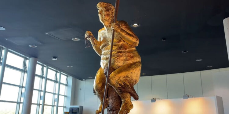 Statuja nudo e Donald Trump në Parlamentin Europian, Murtaja Portokalli shkakton debat