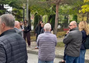 Studentët dhe pedagogët bojkotojnë mësimin dhe marshojnë në mbështetje të protestës paqësore