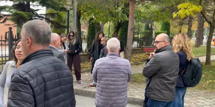 Studentët dhe pedagogët bojkotojnë mësimin dhe marshojnë në mbështetje të protestës paqësore