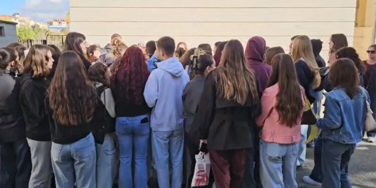 Studentët e Universitetit të Korçës edhe sot bojkotojnë mësimin dhe dalin në protestë