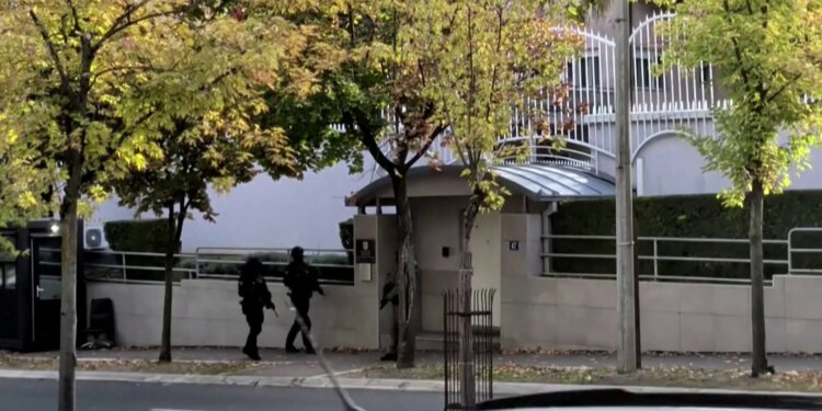 Studentët fshijnë grafitin përçarës Kur ushtria të kthehet në Kosovë në rrugët e Serbisë