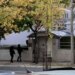 Studentët fshijnë grafitin përçarës Kur ushtria të kthehet në Kosovë në rrugët e Serbisë