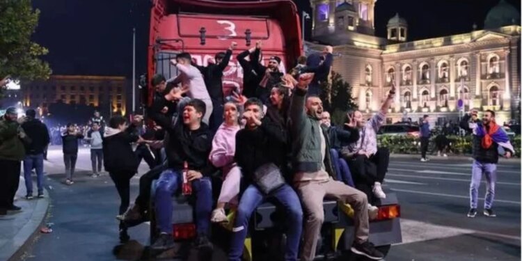 Studentët në Serbi nisin bisedimet për formimin e qeverisë pas fitores historike, lëvizja pa lider konkret