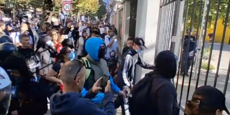 Studentët protestojnë jashtë Ministrisë së Arsimit, Berisha reagon: Stop terrorit të banditëve të narkoshtetit