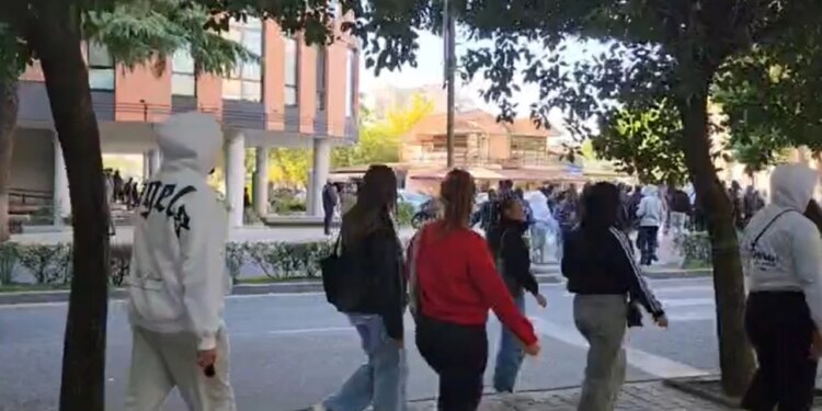 Studentët protestojnë në Elbasan, policia nis shoqërimet