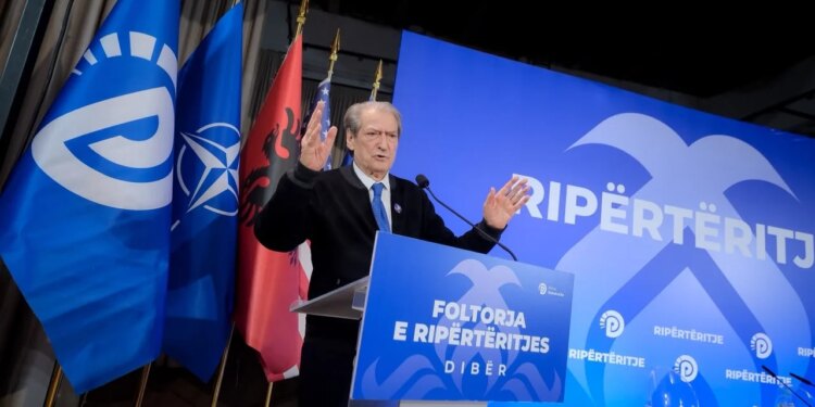 Studentët protestojnë para Ministrisë së Arsimit; Berisha nga Dibra: PD garanton që do qëndrojë me studentë e pedagogë