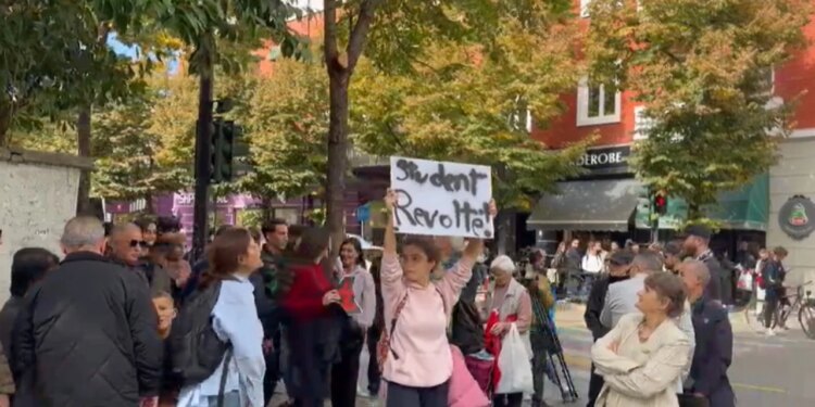 Studentët thërrasin për protestë kombëtare, tubimi nis përpara Ministrisë së Arsimit