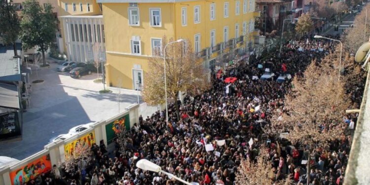Studentët thërrasin protestë kombëtare, tubimi nis para Ministrisë së Arsimit
