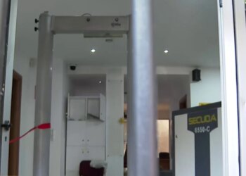 Sulm në Gjykatën e Apelit, protestues shkatërrojnë hyrjen për publikun, punonjësit alarmohen