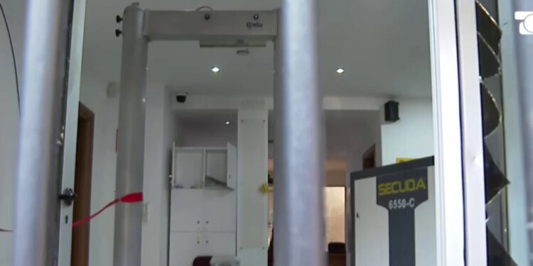 Sulm në Gjykatën e Apelit, protestues shkatërrojnë hyrjen për publikun, punonjësit alarmohen