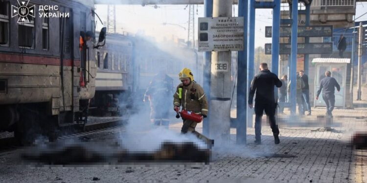 Sulm rus me dronë ndaj dy trenave në Ukrainë: të paktën 13 të vrarë, 10 të plagosur