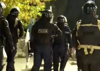 Tension në Ministrinë e Brendshme, policia shoqëron disa protestues