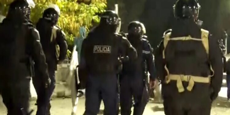 Tension në Ministrinë e Brendshme, policia shoqëron disa protestues