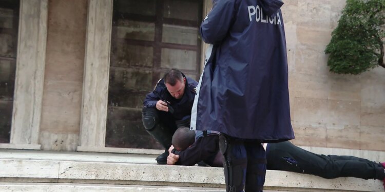 Tension para Kryeministrisë mes protestuesve; njëri akuzohet si patronazhist dhe qëndron i shtrirë te shkallët e godinës