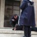 Tension para Kryeministrisë mes protestuesve; njëri akuzohet si patronazhist dhe qëndron i shtrirë te shkallët e godinës