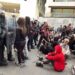 Tensione edhe te Ministria e Infrastrukturës: protestuesit thyejnë xhamat, disa vajza shtrihen në rrugë për të bllokuar policinë