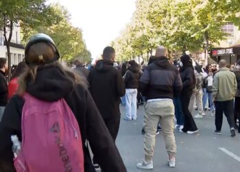 Tensione gjatë protestës, nis hedhja e gurëve, lëndohet një gazetare