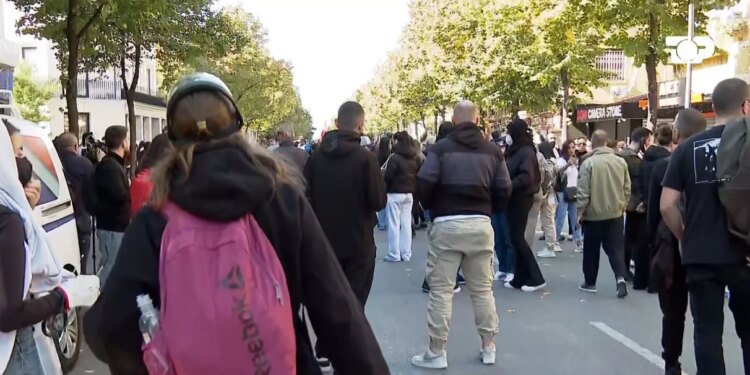 Tensione gjatë protestës, nis hedhja e gurëve, lëndohet një gazetare