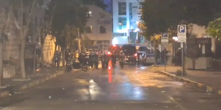 Tensione gjatë tubimit në Tiranë, arrestohet një protestues; një tjetër shpallet në kërkim