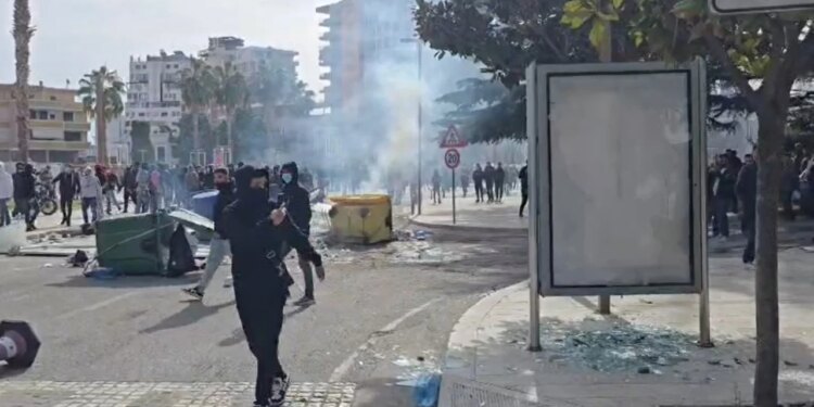 Tensione në Durrës, protestuesit dëmtojnë semaforë dhe pronë publike