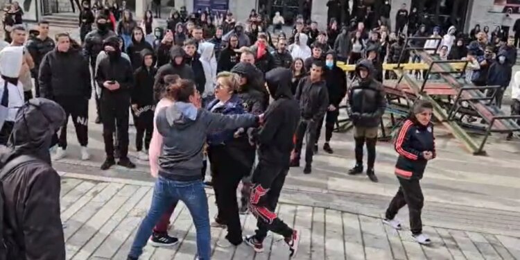 Tensione në Korçë: protestuesit përplasen me një kalimtare gjatë tubimit