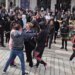 Tensione në Korçë: protestuesit përplasen me një kalimtare gjatë tubimit