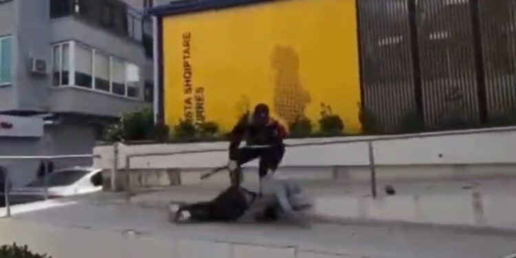 Tensione në protestë: Konfrontim mes policisë dhe protestuesve në Durrës, turma reagon pas përplasjes me një të ri