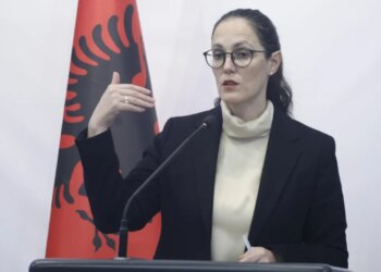 Tensione në protestën e Tiranës; ministrja Ibrahimaj: 38 degë bankare dhe 42 bankomate të dëmtuara në gjithë vendin
