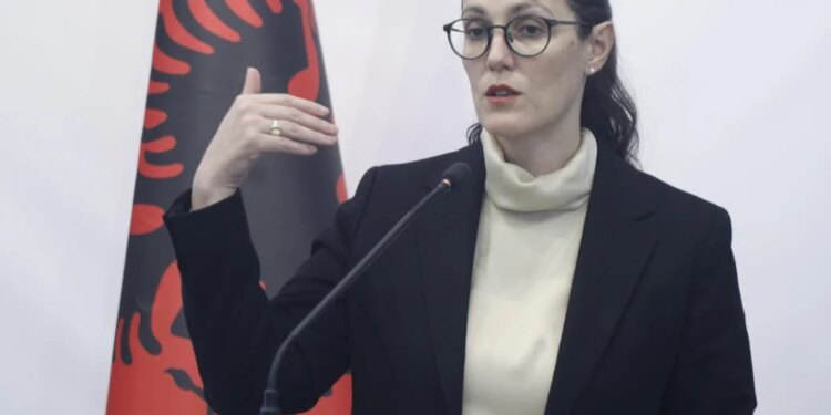 Tensione në protestën e Tiranës; ministrja Ibrahimaj: 38 degë bankare dhe 42 bankomate të dëmtuara në gjithë vendin
