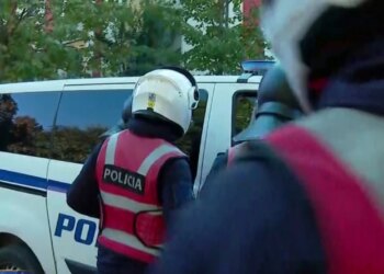 Tensione në sheshin Skënderbej, policia bën disa shoqërime dhe i hedh një gruaje spraj