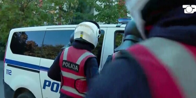 Tensione në sheshin Skënderbej, policia bën disa shoqërime dhe i hedh një gruaje spraj