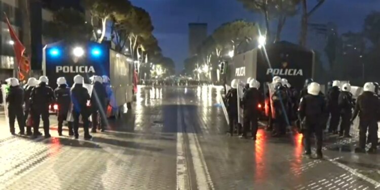Tensione para Kryeministrisë: Protestuesit hedhin molotovë drejt policisë, ndërhyjnë autobotët me ujë