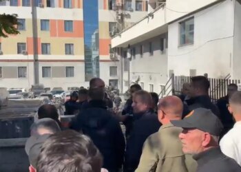 Tensione para Kuvendit të Kosovës: protestuesit hedhin mjete piroteknike gjatë fjalimeve të deputetëve