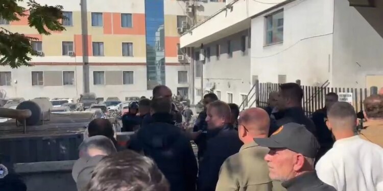 Tensione para Kuvendit të Kosovës: protestuesit hedhin mjete piroteknike gjatë fjalimeve të deputetëve