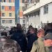 Tensione para Kuvendit të Kosovës: protestuesit hedhin mjete piroteknike gjatë fjalimeve të deputetëve