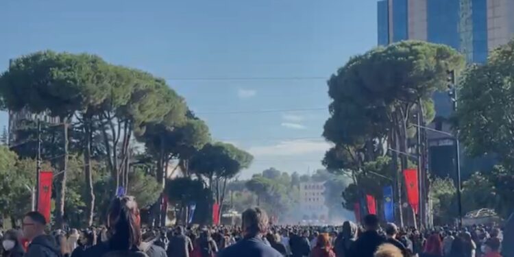 Tensione pranë Kryeministrisë: protestues hedhin molotovë, policia përdor gaz lotsjellës dhe autobotë me ujë