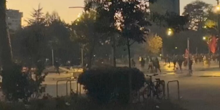 Tensionet dhe dhuna në protestë rriten, policia detyrohet të tërhiqet në drejtim të kryeministrisë