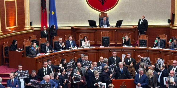 Tensionet në Kuvend: Deputeti i PD-së tenton të kalojë shkallët dhe t’i afrohet Peleshit, ndalohet nga Garda