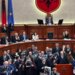 Tensionet në Kuvend: Deputeti i PD-së tenton të kalojë shkallët dhe t’i afrohet Peleshit, ndalohet nga Garda
