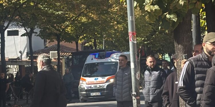 Tensionet në Ministrinë e Arsimit: lëndohet një polic, mbërrin ambulanca
