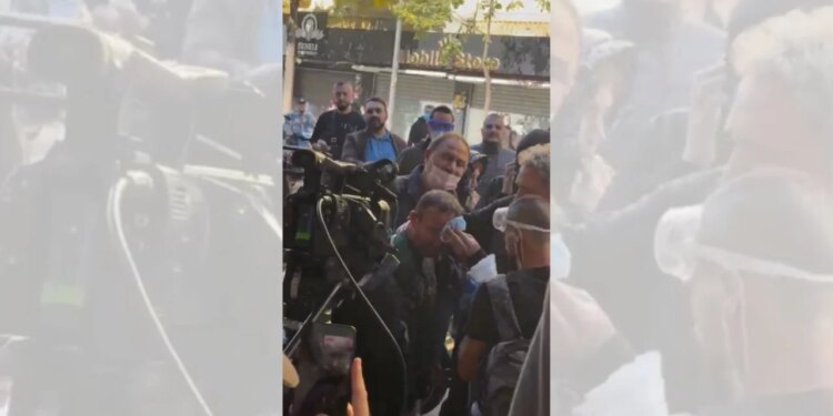 Tensionet në Ministrinë e Arsimit: protestuesi plagoset në kokë, deputeti i PD-së i jep ndihmë