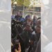 Tensionet në Ministrinë e Arsimit: protestuesi plagoset në kokë, deputeti i PD-së i jep ndihmë