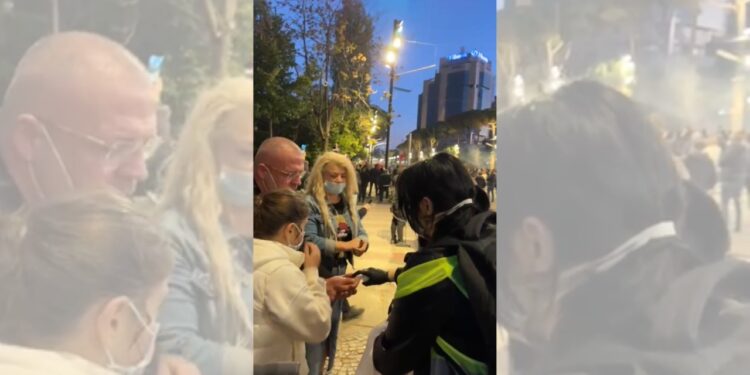 Tensionet në Tiranë: protestuesit pajisen me ujë fiziologjik dhe alkool për t’u përballur me gazin lotsjellës