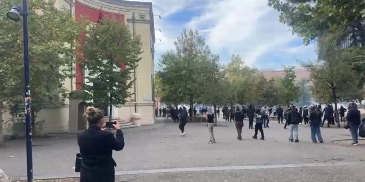 Tensionet në kryeqytet vazhdojnë; protestuesit hedhin gurë ndaj Ministrisë së Mjedisit dhe thyejnë xhamat e Teatrit të Kukullave