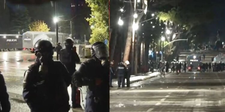 Tensionet në protestë përpara Kryeministrisë, policia nis shoqërimet