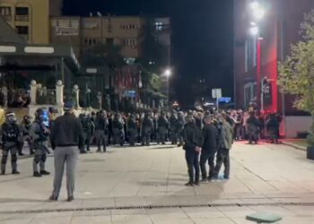 Tensionet në protestën e Kosovës, nipi i Hashim Thaçit shoqërohet nga policia